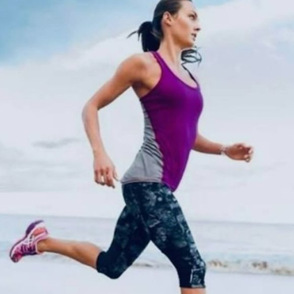 Athleta Colorblock Chi Racerback Athletic Tank in Dark Razzle Size M